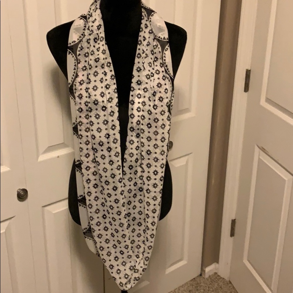 Echo Infinity Black & White Scarf - Picture 4 of 8